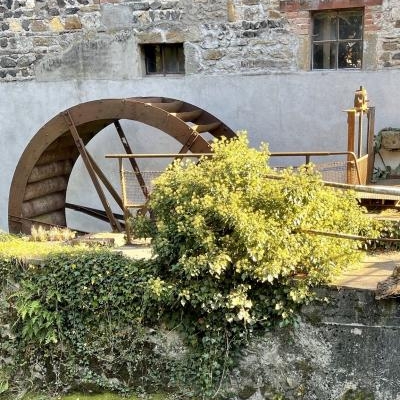 Liliane Faucher - Moulin à eau  Roue à aubes;roue de côté, rue des Roches 20092020BIS.jpg